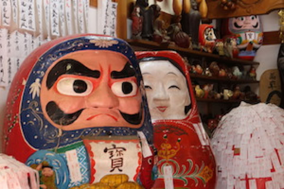 Daruma ziet er serieus uit maar dat is hij niet.